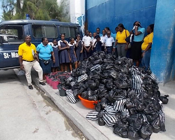 Students show generosity to prisoners in Haiti