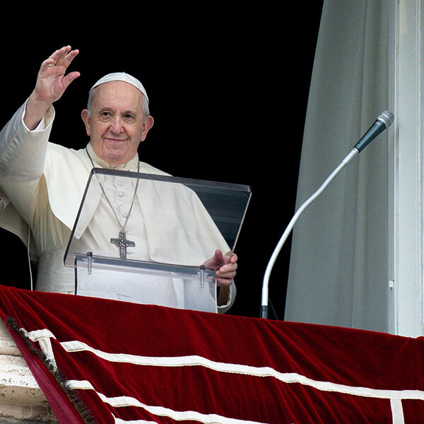 Cross is sign of God’s love, not superstitious ornament, pope says