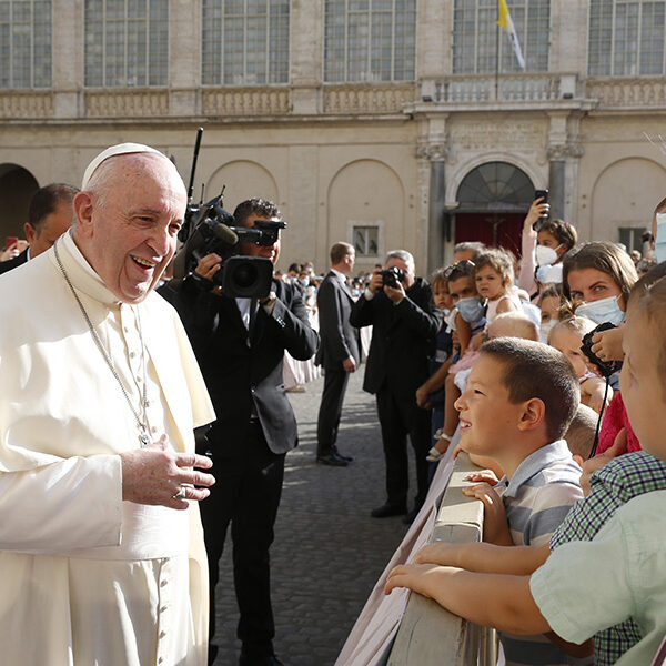 Pope announces yearlong reflection on family, ‘Amoris Laetitia’