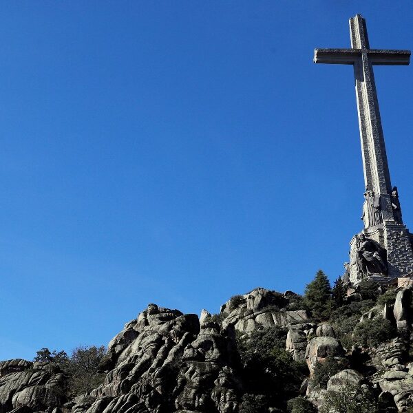 Spanish lawyers act to prevent removal of crosses by local officials