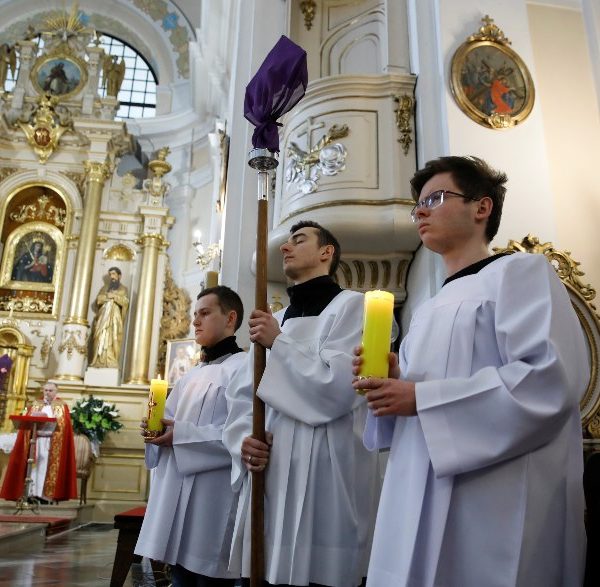 Pope urges altar servers to be signs of faith to their parishes