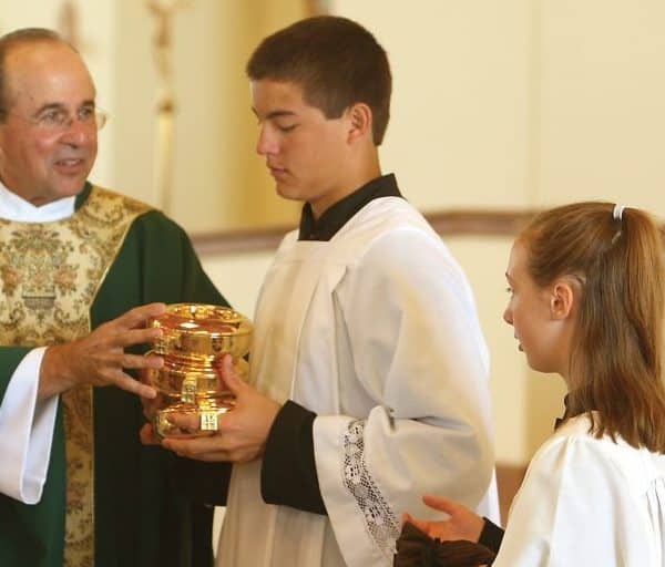 Praise Jesus Project honors a much-loved priest