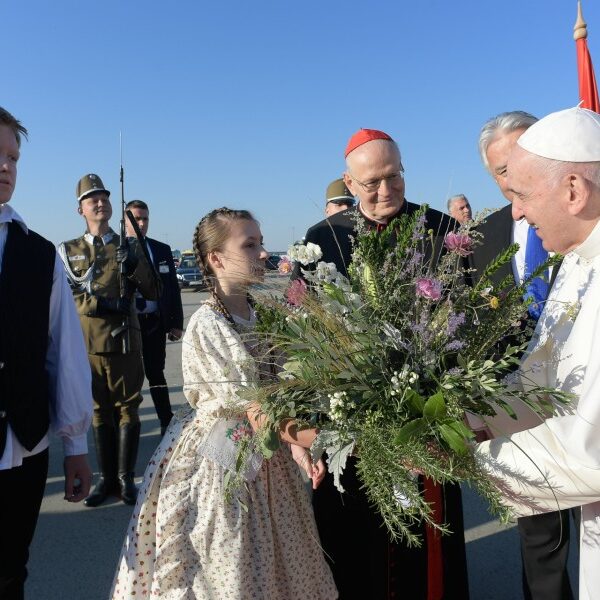 Eucharist heals from idolatry of ‘self,’ pope says at Mass in Budapest