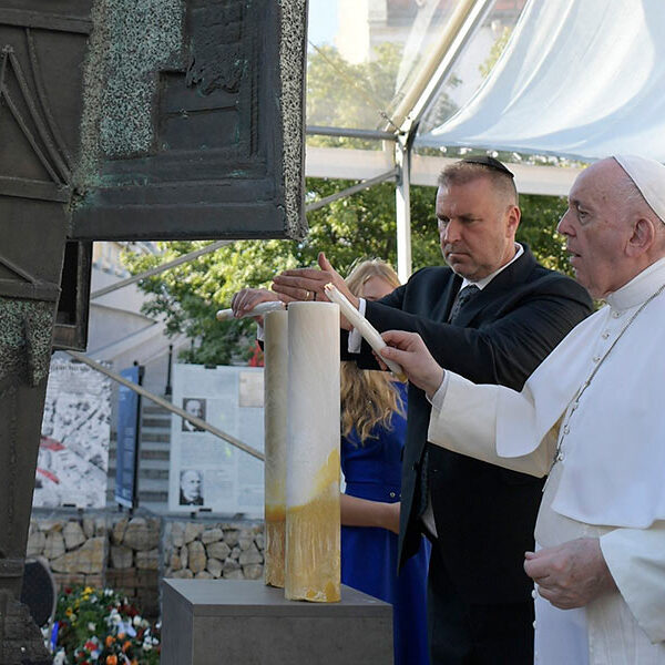 Horrors of Holocaust must not be forgotten, pope tells Slovak Jews