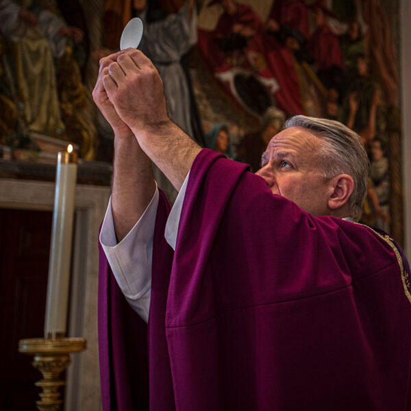 Bishops’ focus on Communion crisis highlights bigger issue, theologians say