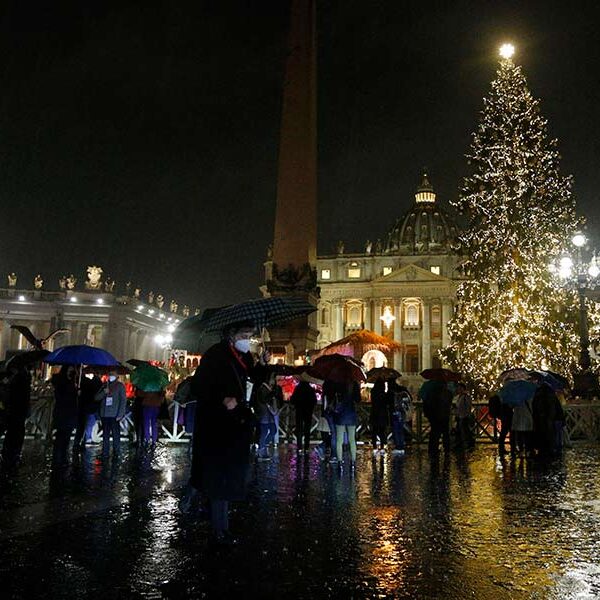 Christmas is time for sharing, not commercialism, pope says