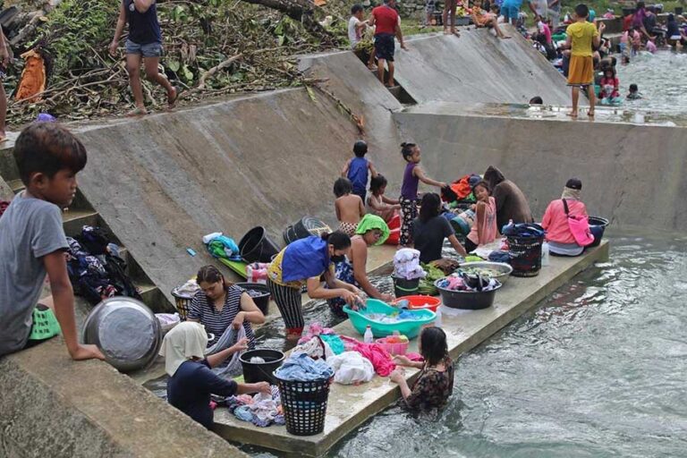 ยอดผู้เสียชีวิตจากพายุไต้ฝุ่นราอีพัดถล่มฟิลิปปินส์ เพิ่มเป็นกว่า 370 คน ขณะที่ ทางการฟิลิปปินส์เร่งส่งความเช่วยเหลือให้ผู้ประสบภัย