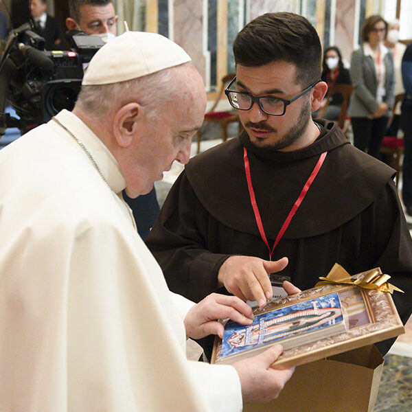 Pope Francis: Communication must build communion, fraternity