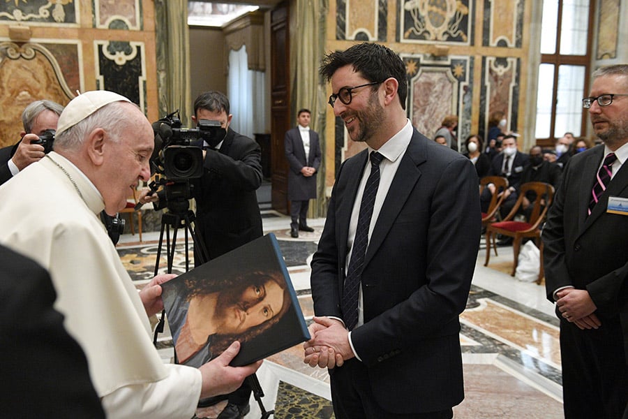 Accurate information is a human right, pope tells Catholic