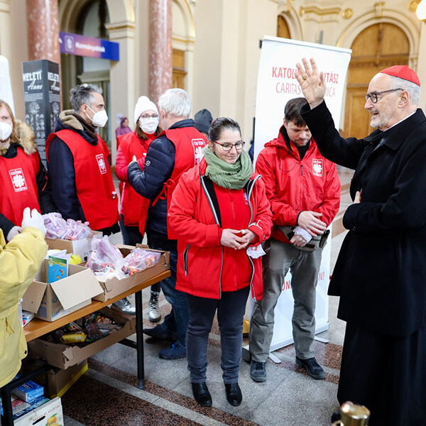 Cardinals arrive in Ukraine, Hungary on mission of hope