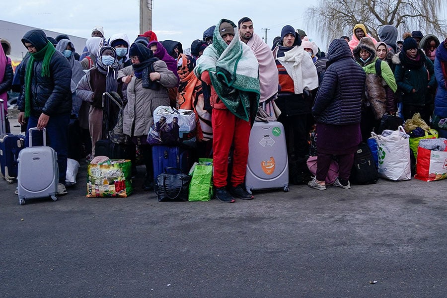 Fleeing war Volunteers pitch in with agencies to evacuate Ukrainians