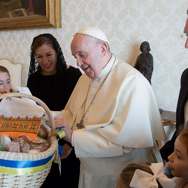 Pope blesses Easter basket symbolic of Knights’ care packages for refugees