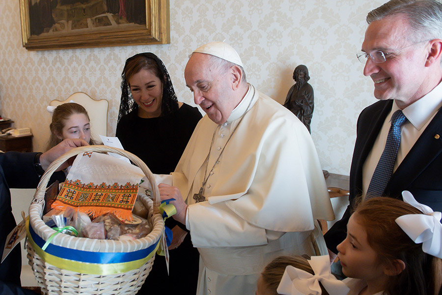 Pope blesses Easter basket symbolic of Knights' care packages for