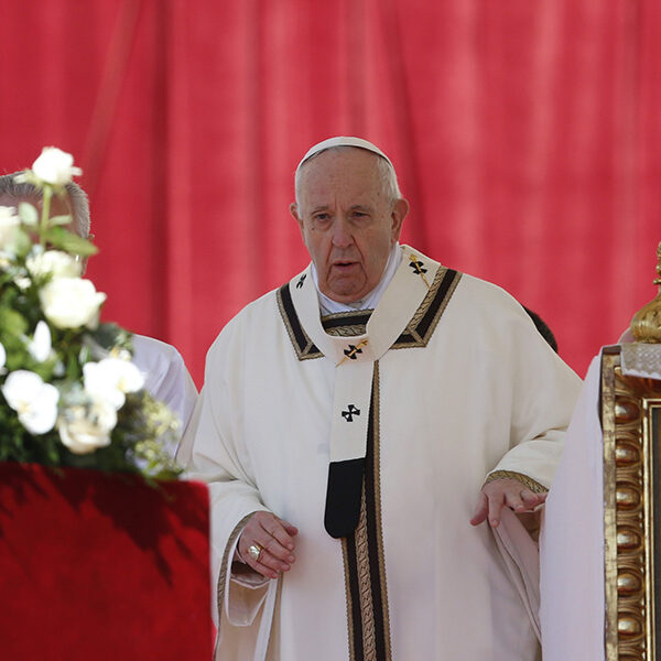 Christ’s resurrection brings hope amid ‘Easter of war,’ pope says