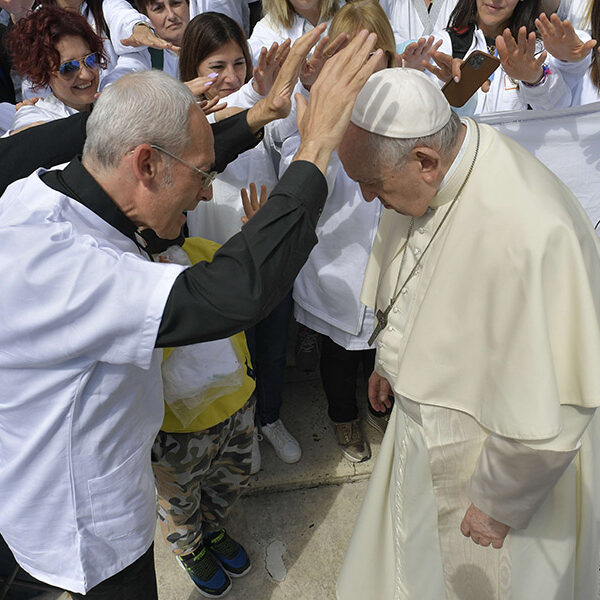 Honor, protect dignity of elderly, pope says at audience