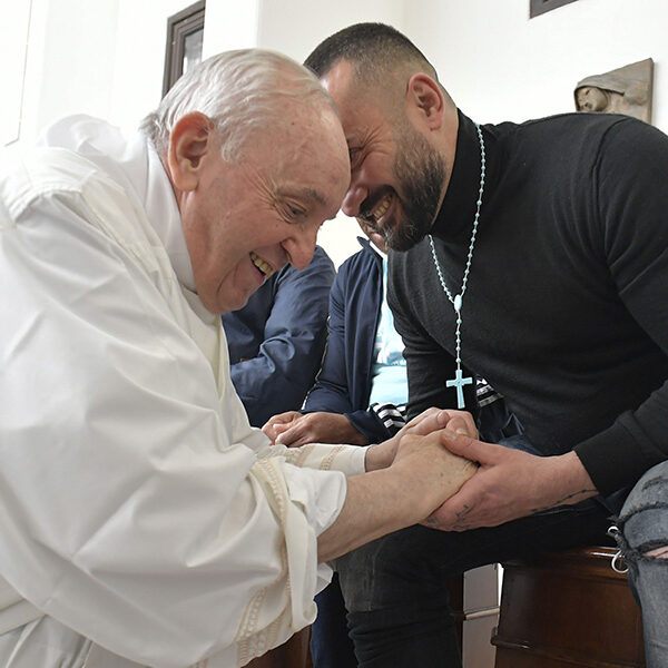 Before washing prisoners’ feet, pope tells them God always forgives