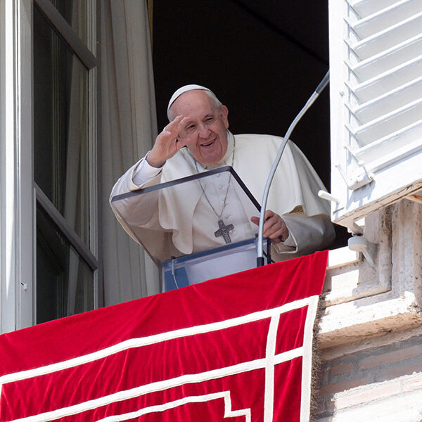 Temptation of power, money can obscure Easter joy, pope says