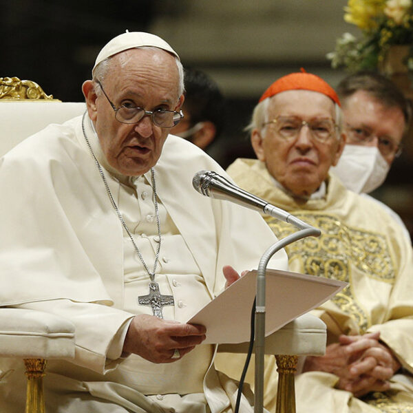 Risen Christ brings peace to broken world, pope says at Easter Vigil