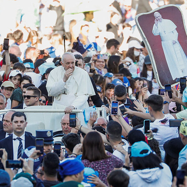 Light of risen Christ dispels darkness of fear, pope tells young people