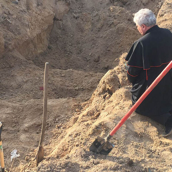 Ukraine’s Way of the Cross: Papal almoner prays at mass grave