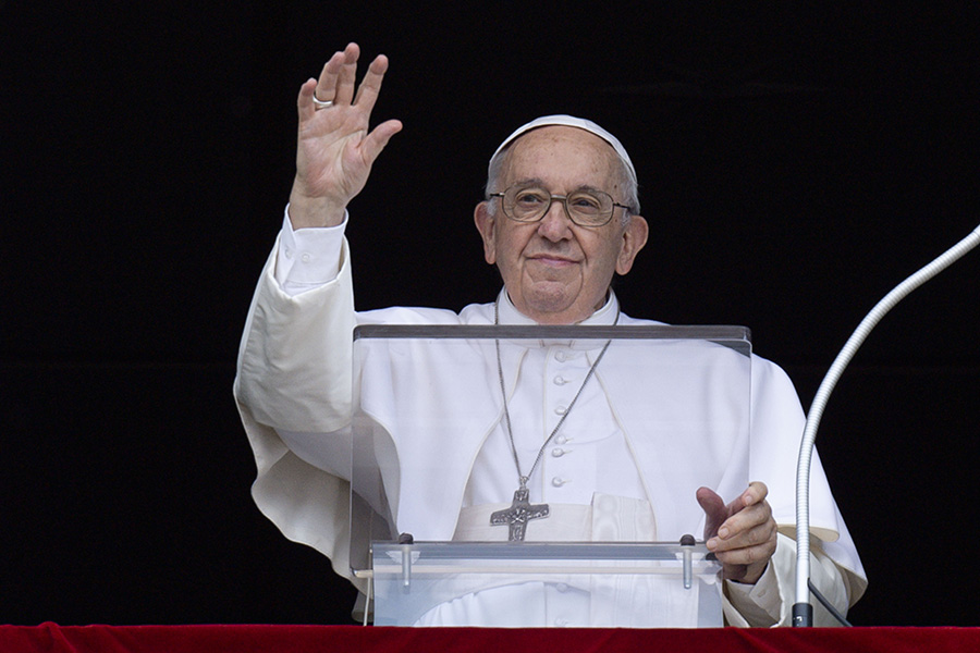 Seek nourishment, satisfaction in Eucharist, pope says