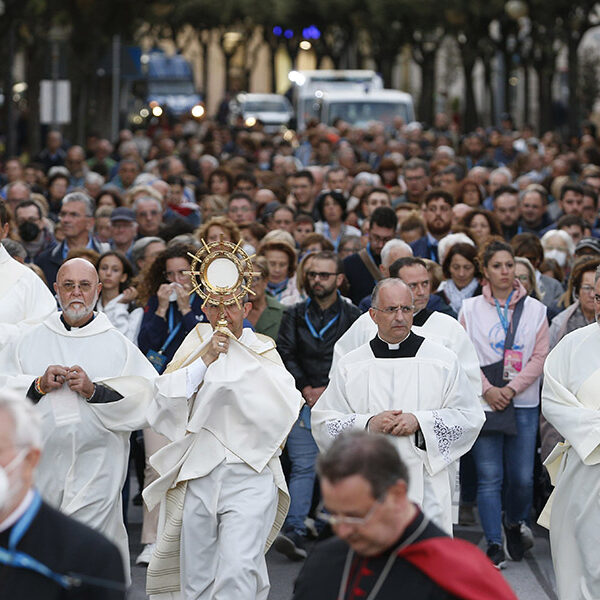Jesus, present in the Eucharist, inspires compassion, sharing, pope says