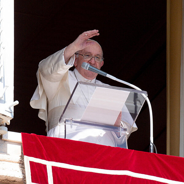 Prayer revitalizes the soul, pope says at Angelus