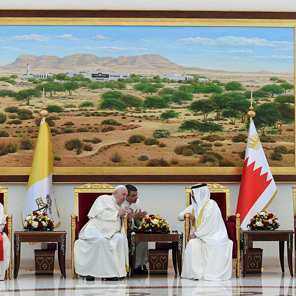 In Bahrain, pope sees joy of Catholic minority, deepens ties with Muslims