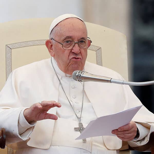 Darkness, desolation invite people to draw closer to God, pope says