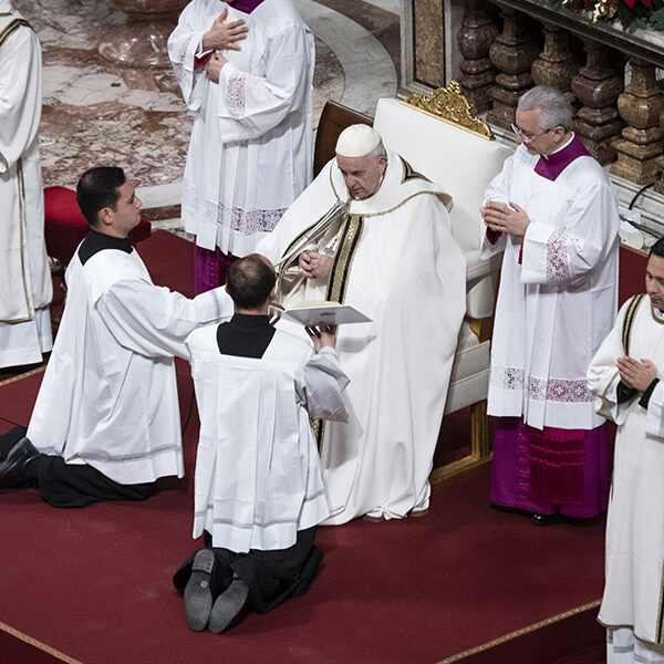 Bring hope to others, justice for the poor, pope says at Christmas Mass