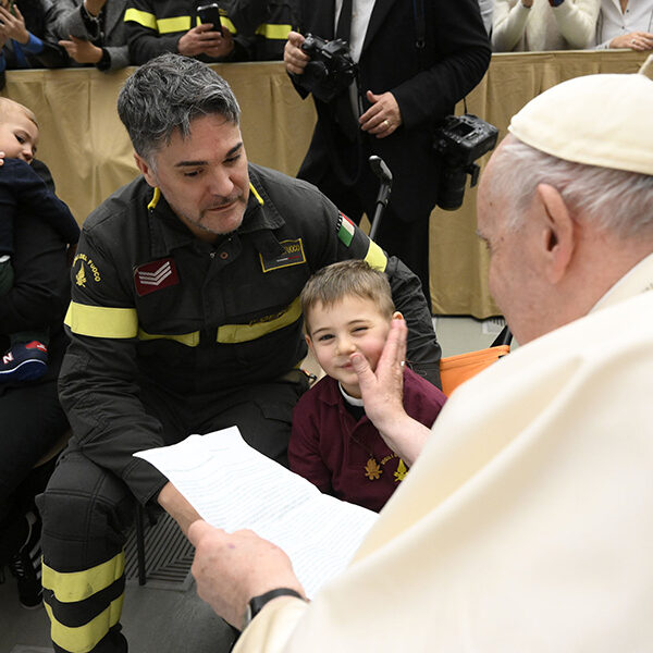 Pope praises firefighters’ service, dedication