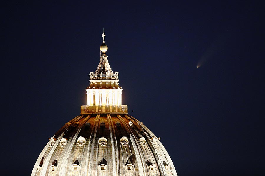 Los católicos miran al cielo nocturno cuando un nuevo cometa revela ‘la gloria de Dios’