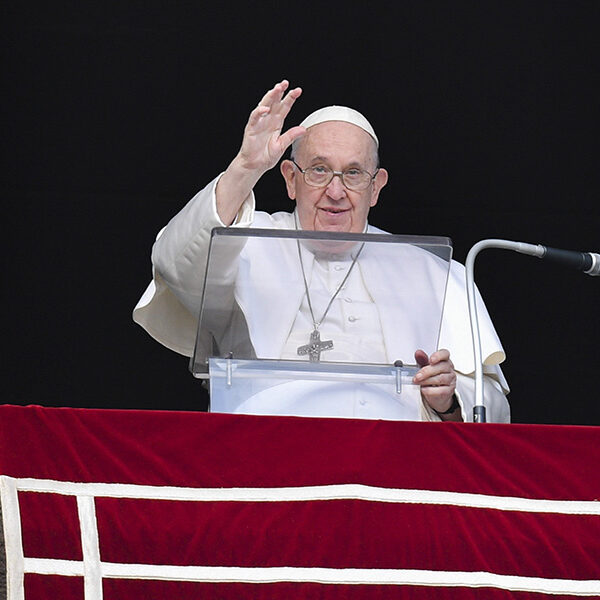 Long homilies are ‘a disaster,’ keep it under 10 minutes, pope says