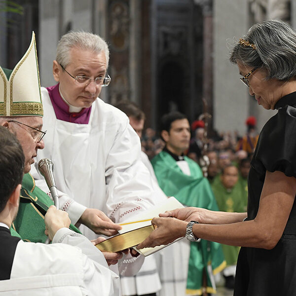 God’s word, mercy must be shared with everyone, pope says