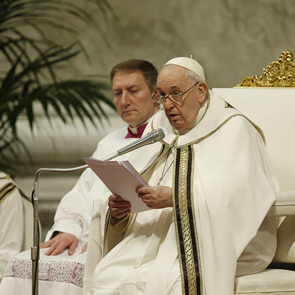 Faith involves questioning, risks, adoring Jesus, pope says on Epiphany