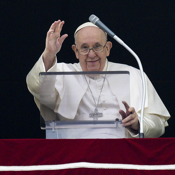 Lead others to Jesus, not to yourself, pope says at Angelus