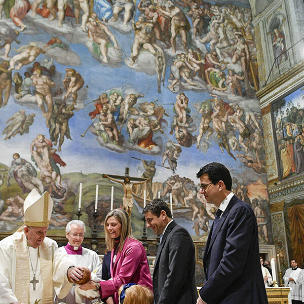 Pope baptizes babies, urges parents to teach them to pray