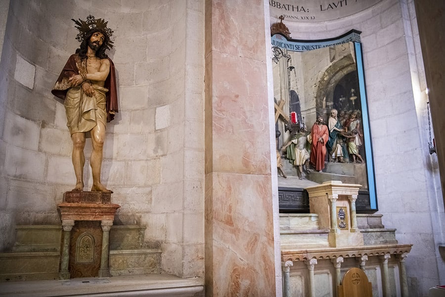 American Jewish tourist arrested in Jerusalem for vandalizing statue of