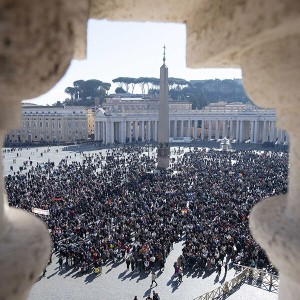 Pope: Jesus wants us to love fully, not flaunt facade of following rules