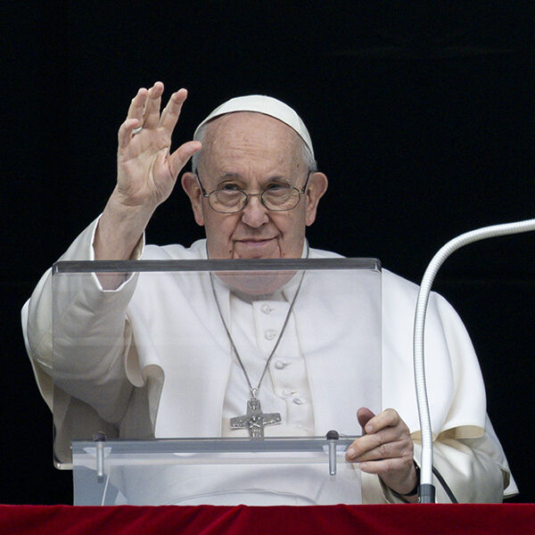 Pope clarifies rules limiting celebration of pre-Vatican II Mass