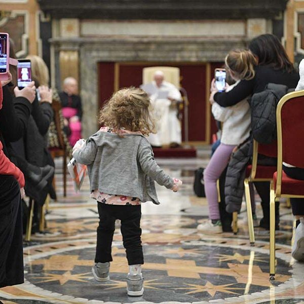 Reach out to give, receive help, pope tells parents of sick kids