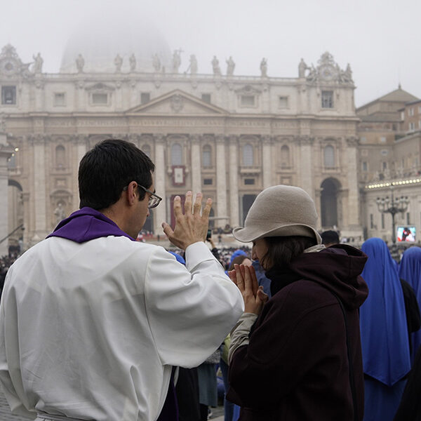 Question Corner: Can laypeople ever absolve sins? Chanting in ‘Novus Ordo’