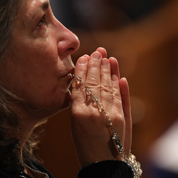 Saying rosary as family seen as one way to fulfill Lenten pillar of prayer