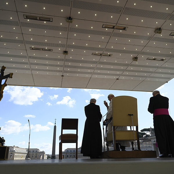 Liturgical elements must foster prayer, sense of communion, pope says