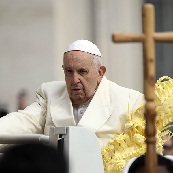 Pope says be close to those ‘abandoned’ like Christ: unborn, migrants