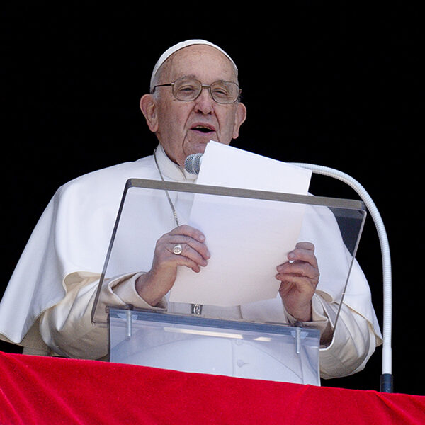 Share Easter joy with others, pope urges
