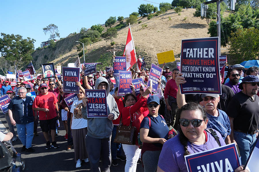 CA Republicans walk out as drag nun earns LGBTQ pride honor