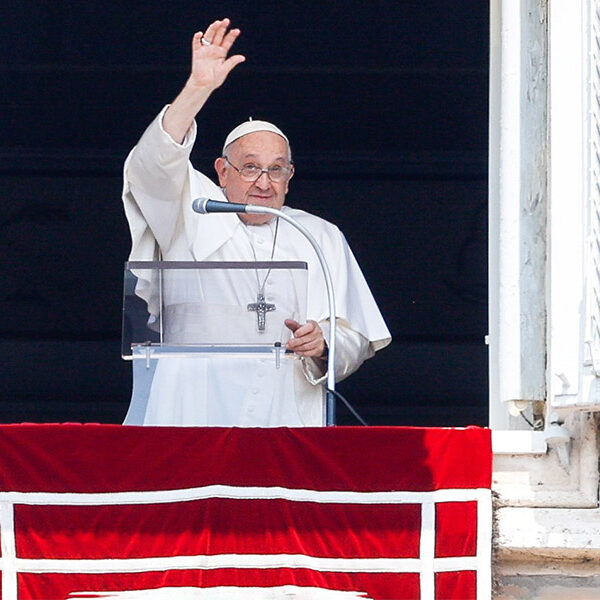 Pope leads Angelus, thanks people for prayers for his recovery