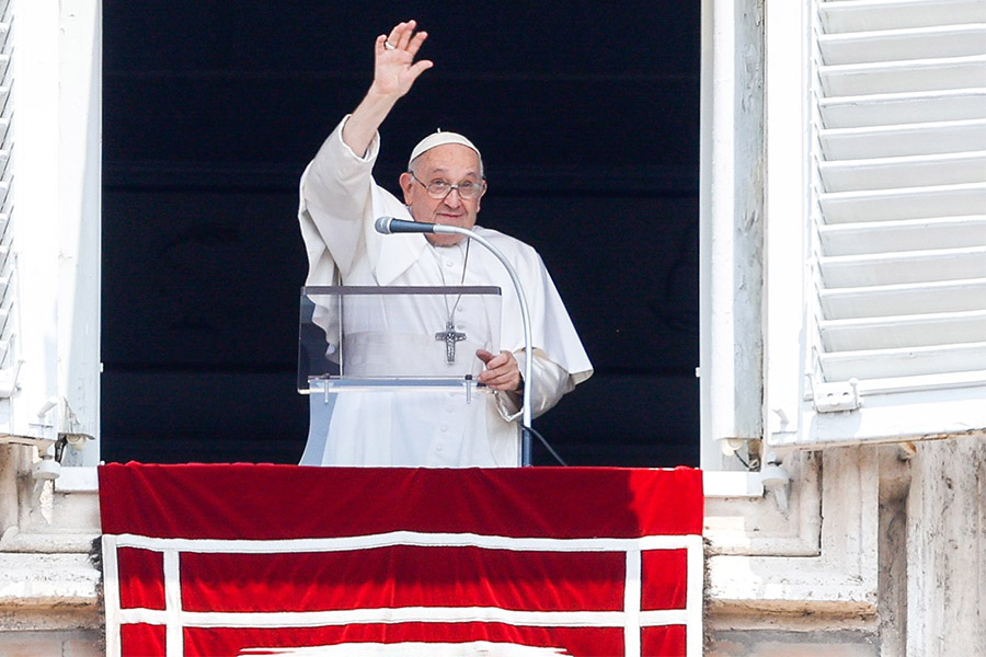 Pope leads Angelus, thanks people for prayers for his recovery ...