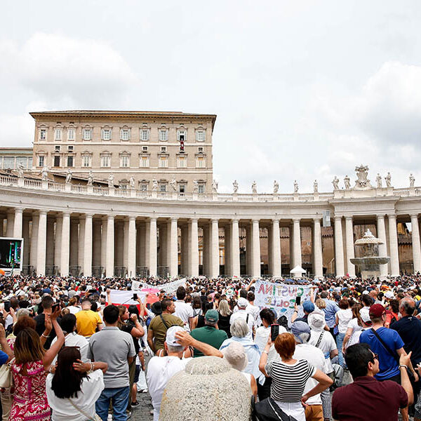 Pope asks Catholics to welcome everyone, create communion